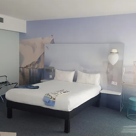 Ibis Styles Centre Port Hotel 3*